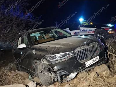 Կոտայքի մարզում «BMW X7»-ը դուրս է եկել երթևեկելի գոտուց, բախվել ծառերին, հողաթմբին ու քարերին