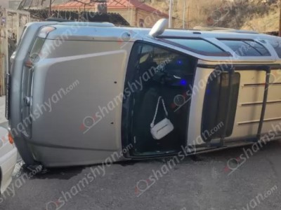 В Арагацотне столкнулись два автомобиля: один из них перевернулся