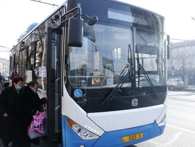 Власти Еревана сообщили, что пассажир во время ссоры об оплате за проезд разбил стекло автобуса