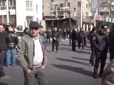 Жители ереванского квартала «Ахтанак» перекрыли дорогу