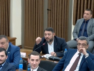 Տիկին Մարիամի լվացքի պարաններն ինչո՞ւ եք կտրել, քրքրում եք մարդուն․ ավագանու անդամ