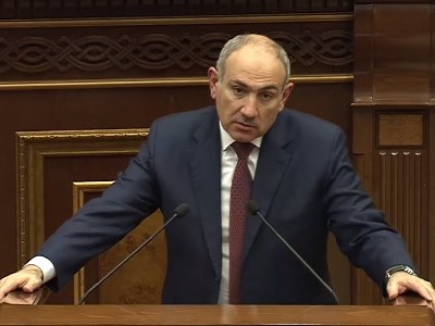 Որ շինհրապարակ գնում եմ՝ սաղավարտներով են, բայց ակնհայտ է, որ 5 րոպե առաջ են բաժանել, պիտակները վրան է. Փաշինյան