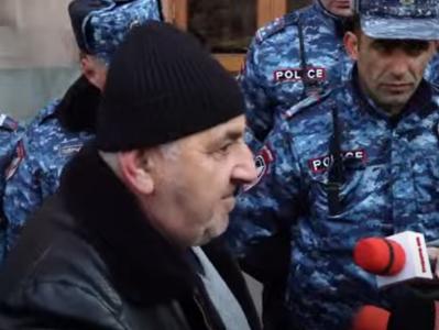 Քաղաքացին փորձում է մտնել կառավարություն. ոստիկանները պատ են կազմել