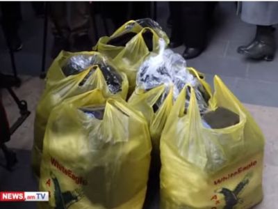 Բողոքի ակցիա իրականացնող առևտրականները տոպրակներով շորեր են բերել կառավարության մոտ