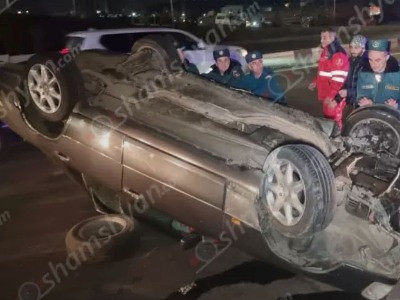 Երևանում 21-ամյա վարորդը, չունենալով վարորդական վկայական, «Mercedes»-ով բախվել է բետոնե արգելապատնեշին և շրջվել