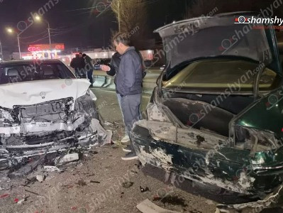 Երևանում բախվել են «Toyota»-ն ու «Mercedes»-ը, մեկ այլ «Mercedes» էլ բախվել է վթարված «Mercedes»-ին