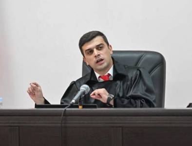 «Հրապարակ». «Վնգստացող» բառից չվիրավորված դատավորը խոցվում է «կռուտիտ» բառից