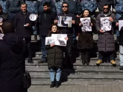 У здания МИД Армении проходит акция в защиту Рубена Варданяна