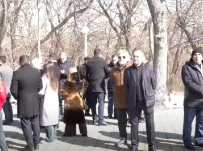 Участники митинга в память жертв резни армян в Сумгаите начали шествие