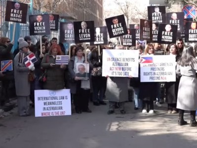 У офиса ООН в Армении проходит молчаливая акция протеста против попустительства преступлений Баку