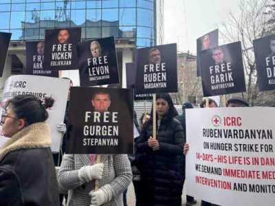 Перед зданием ереванского офиса МККК проходит акция в защиту Рубена Варданяна и других пленных