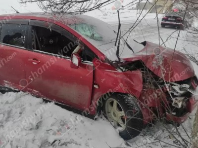 Կոտայքի մարզում «Nissan Tiida»-ով վթարի է ենթարկվել Քաղսի գյուղի մանկապարտեզի վարիչը իր անչափահաս աղջկա հետ