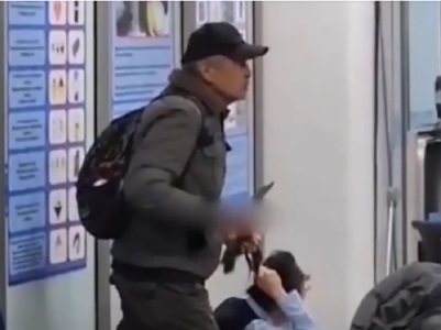 В аэропорту Алматы мужчина взял в заложницы женщину