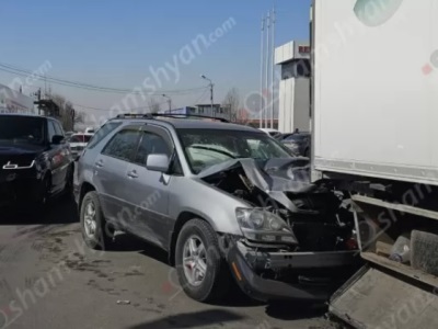 Երևանում բախվել են «Lexus»-ն ու բեռնատարը. շտապօգնության բժիշկները տեղում օգնություն են ցուցաբերել 1 հոգու