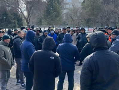 В Бишкеке владельцы автомобилей с армянскими номерами вышли на акцию протеста