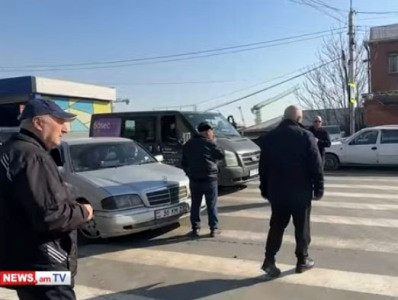 «Մեր շենքերին վտանգ է սպառնում». Վրացական 6, 4 և Նաիրի Զարյան 15, 15 Ա շենքերի բնակիչները փակել են Նաիրի Զարյան փողոցը