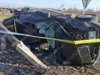 Գեղակերտ գյուղի մոտ «Mercedes»-ը բախվել է էլեկտրասյանը, կոտրել այն, ապա բախվել քարե պարսպին և կողաշրջվել․ կա 2 վիրավոր