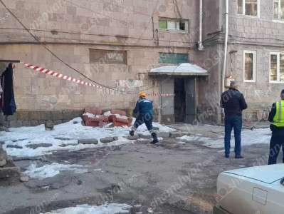Փլուզում՝ Արթիկ քաղաքում. 5-հարկանի բնակելի շենքից մի քանի քարեր պոկվել ու թափվել են