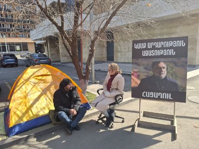 Ինքն իր օրակարգն ունի և պայքարելու է. հացադուլավոր Մանե Թանդիլյանն այցելել է ՄԱԿ-ի դիմաց հացադուլ անող Լևիկ Խաչատրյանին