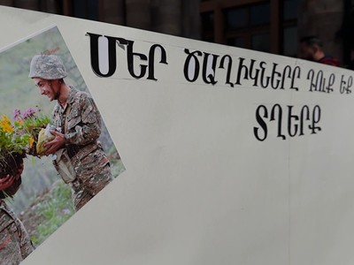 «Թող իմանան այս ապիկարները՝ ո՛չ Մարտի 8 ունենք, ո՛չ էլ ուրիշ տոն». անհետ կորածների ծնողները կառավարության մոտ են (վիդեո)
