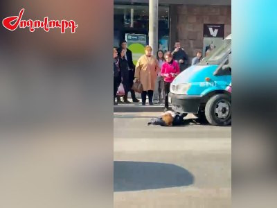 На проспекте Маштоца в Ереване женщина легла под колеса грузовика