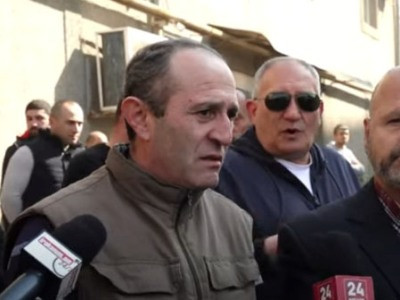 Էս ճանապարհը մեր պետության դեմքն է, Իրանից, ՌԴ-ից բեռնատարները էստեղ են գալիս. այս 1 կմ-ն 2 ժամում են անցնում. Բնակիչ