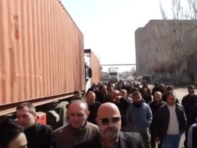 Ամեն անգամ գալիս են, ասում են՝ Արին բերդի փողոցը հիմնովին պետք է վերանորոգվի և թողնում գնում են. թող ժամկետ ասեն.բնակիչ