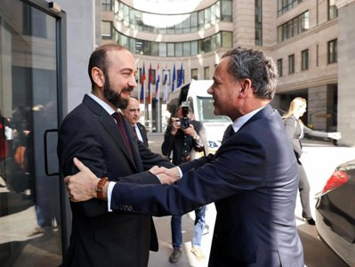 Armenia, Netherlands FMs’ private talk kicks off (PHOTOS)