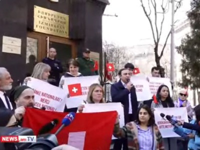 У здания посольства Швейцарии в Армении проходит акция насильственно перемещенных из Карабаха 