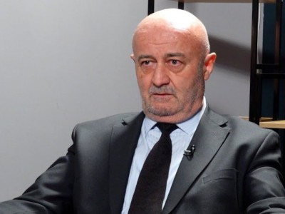 Այդ Արամը վարչապետի հետ նույն խցում է եղել. վարչապետն ինձ ասաց՝ շփվեք, բայց զգույշ եղեք. Աղազարյանը փակագծեր է բացում