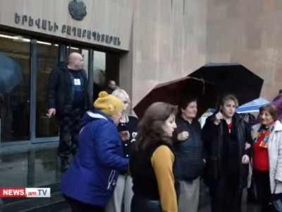 Жители Вардашена проводят акцию протеста перед зданием мэрии Еревана