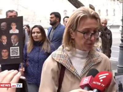 У здания Правительства проходит акция протеста с требованием добиться освобождения армянских пленных