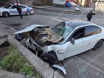 «BMW»-ն «Բելաջիո» ռեստորանի հարևանությամբ բախվել է թունելի պատին. կա վիրավոր