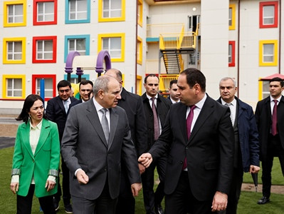 Փաշինյանն այցելել է Երևանի թիվ 184 ավագ դպրոցի նորակառույց մարզադահլիճ և Փշատավանի նորակառույց մսուր-մանկապարտեզ