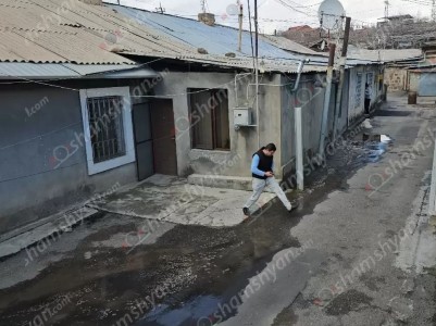 Երևանի փողոցներից մեկում կեղտաջրերը լցվում են տների նկուղները․ բնակիչներն ահազանգում են