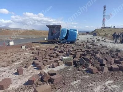 В Арагацотне перевернулся груженый туфом грузовик «ЗИЛ»: водитель госпитализирован