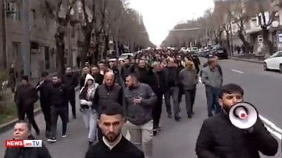 У здания СК Армении прошла акция протеста: затем участники направились к зданию МВД
