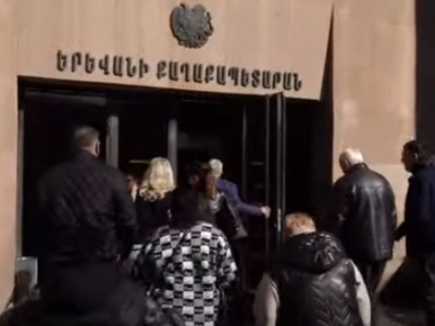Протестующие жители ереванского квартала Вардашен вошли в здание мэрии