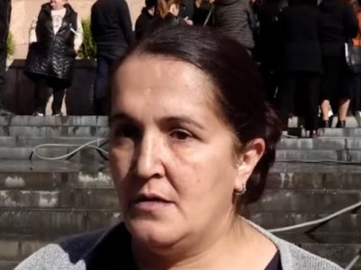 Տանիքում ծառ է աճում, պանելը կախված է. թող մի քանի ամիս պրեմյա չստանան, մեզ տուն տան. վարդաշենցիներ