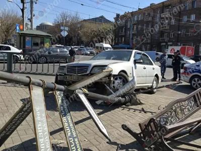 В Ереване произошло очередное ДТП с участием рейсового автобуса