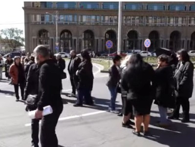 Протестующие жители ереванского квартала Вардашен открыли дорогу: акция протеста продолжается