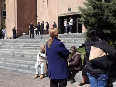 Փաշինյանն ու Ավինյանը զnրք են բերել հայ մայրերի վրա. հող հանձնելիս այդքան զինվոր չկագնեցրիք. Վարդաշենի բնակիչ
