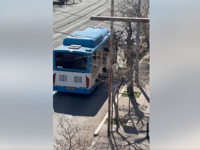 В Ереване пассажиры выбежали из автобуса из-за утечки газа
