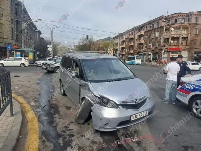 Երիտասարդական մետրոյի հարևանությամբ բախվել են «Honda Elysion»-ը և «Honda CR-V»-ն․ կա վիրավոր
