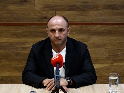 Իշխող կուսակցության գրասենյակից դուրս եկած անձինք ինձ վարկաբեկող պաստառներ են փակցրել. Կարեն Սիմոնյան