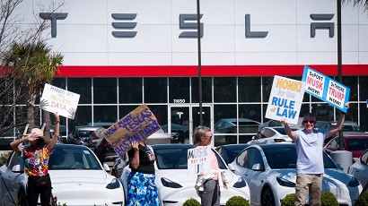 У автосалонов Tesla  по всему миру прошли акции протеста против Илона Маска