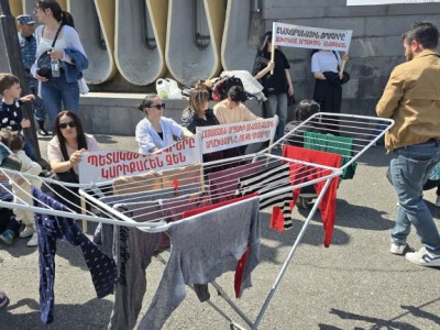 Женщины и дети Арцаха проводят акцию протеста перед правительственной дачей  в Ереване