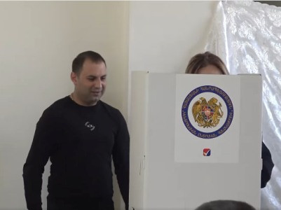 31/70 տեղամասի հանձնաժողովի ՔՊ-ական նախագահն ուղղորդում է ընտրողին և մտնում քվեախցիկ. «Հայաքվե» (վիդեո)