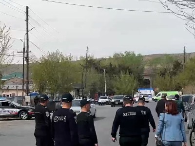 Կուտակումներ` ՔՊ-ական Լյուդվիգ Գյուլնազարյանի տան մոտ. ոստիկաններ ժամանեցին