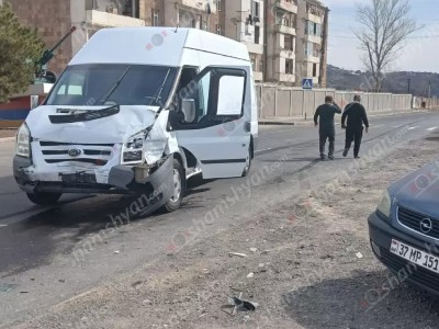 Լուսակերտի զորամասի դիմաց բախվել են «Ford Transit»-ն ու «Opel Zafira»-ն․ կա վիրшվոր